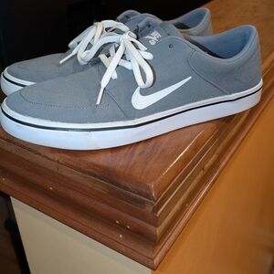 Nike Men's Gray Skate Shoes